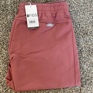 Women’s mauve Mari Skinny Jogger Scrub Pants. Size small